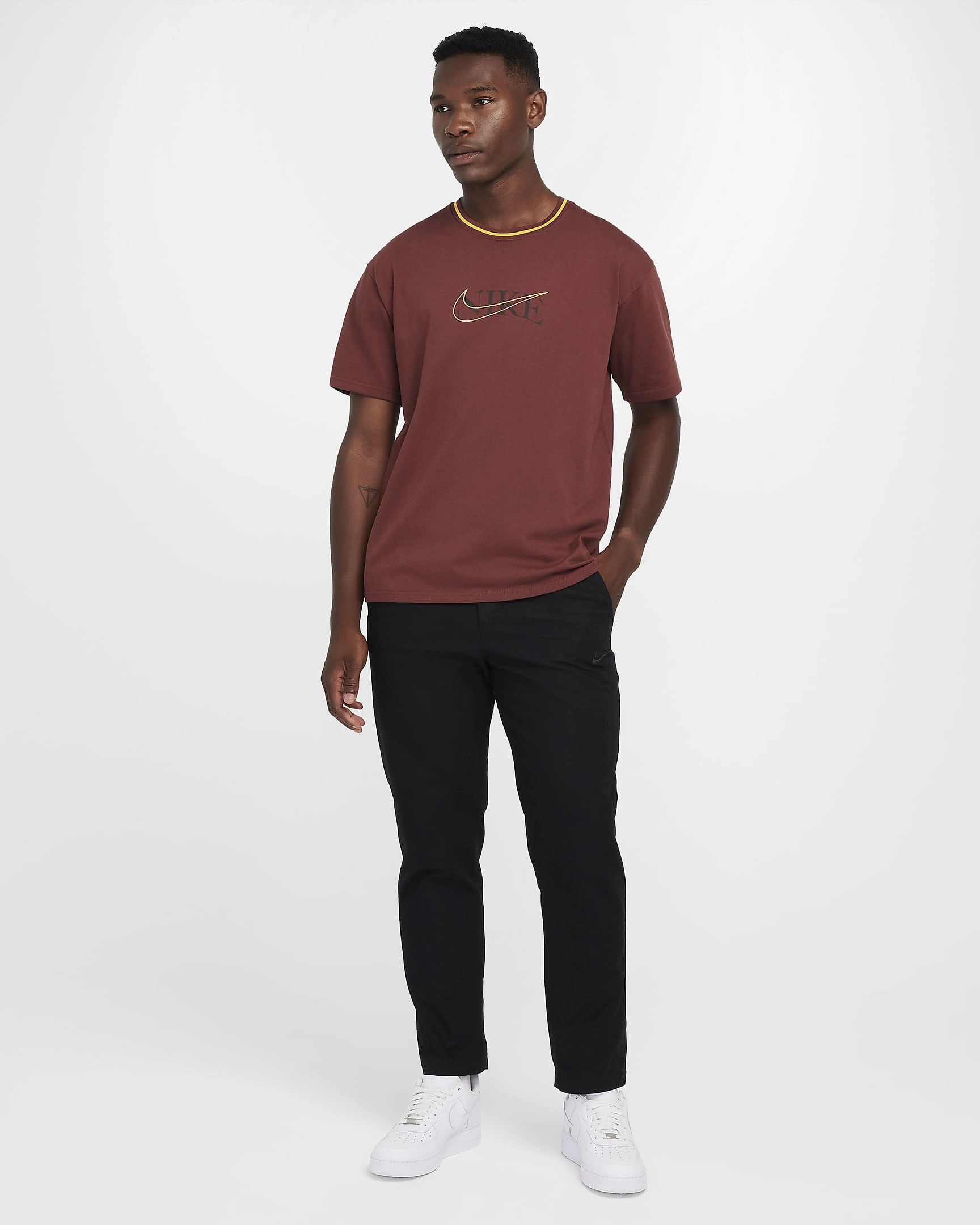 Nike Max90 T-Shirt: Draagcomfort op zijn best, pure sportieve vibes. Stijlvol en relaxed, jouw nieuwe favoriet.